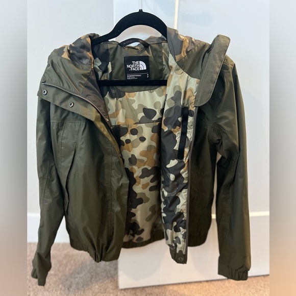 The North Face Women’s Size S Green Camo Rain Jacket - Picture 2 of 3